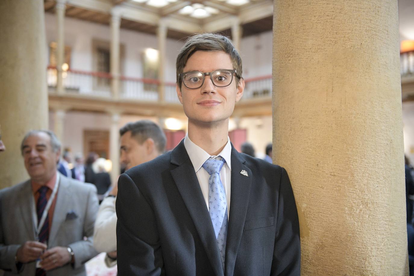 El histórico hotel ovetense ha sido escenario otro año de las tradicionales audiencias presididas por los Reyes, la Princesa de Asturias y la Infanta Leonor. Por el hall del establecimiento se ha visto a una nutrida representación de la vida social, económica o política nacional y regional.