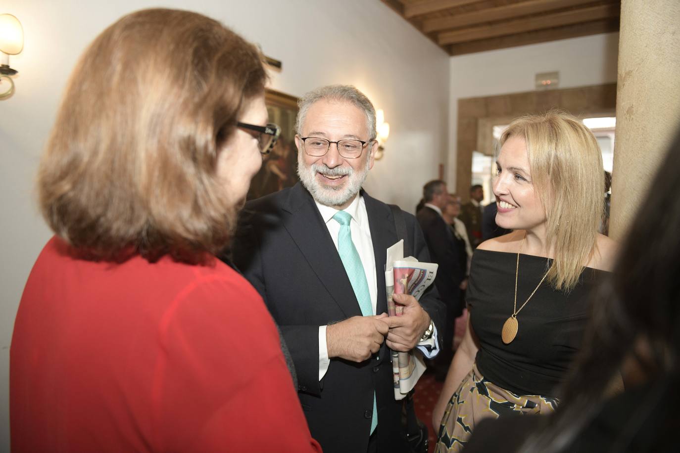 El histórico hotel ovetense ha sido escenario otro año de las tradicionales audiencias presididas por los Reyes, la Princesa de Asturias y la Infanta Leonor. Por el hall del establecimiento se ha visto a una nutrida representación de la vida social, económica o política nacional y regional.