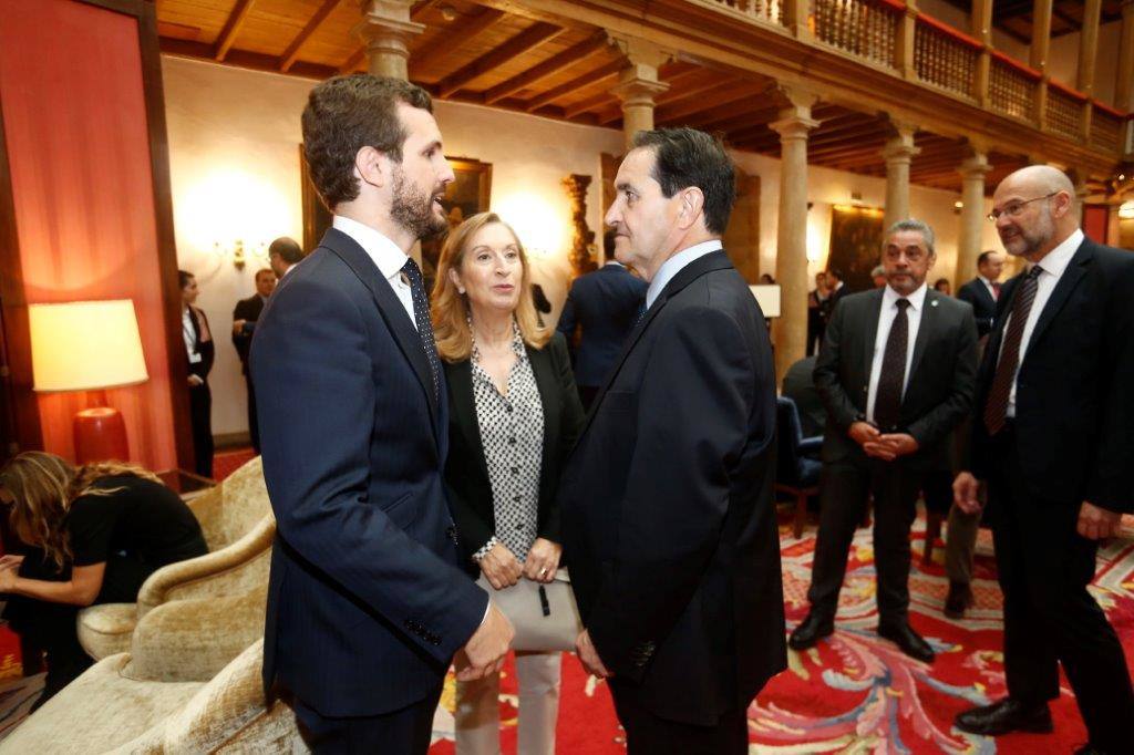 El histórico hotel ovetense ha sido escenario otro año de las tradicionales audiencias presididas por los Reyes, la Princesa de Asturias y la Infanta Leonor. Por el hall del establecimiento se ha visto a una nutrida representación de la vida social, económica o política nacional y regional.