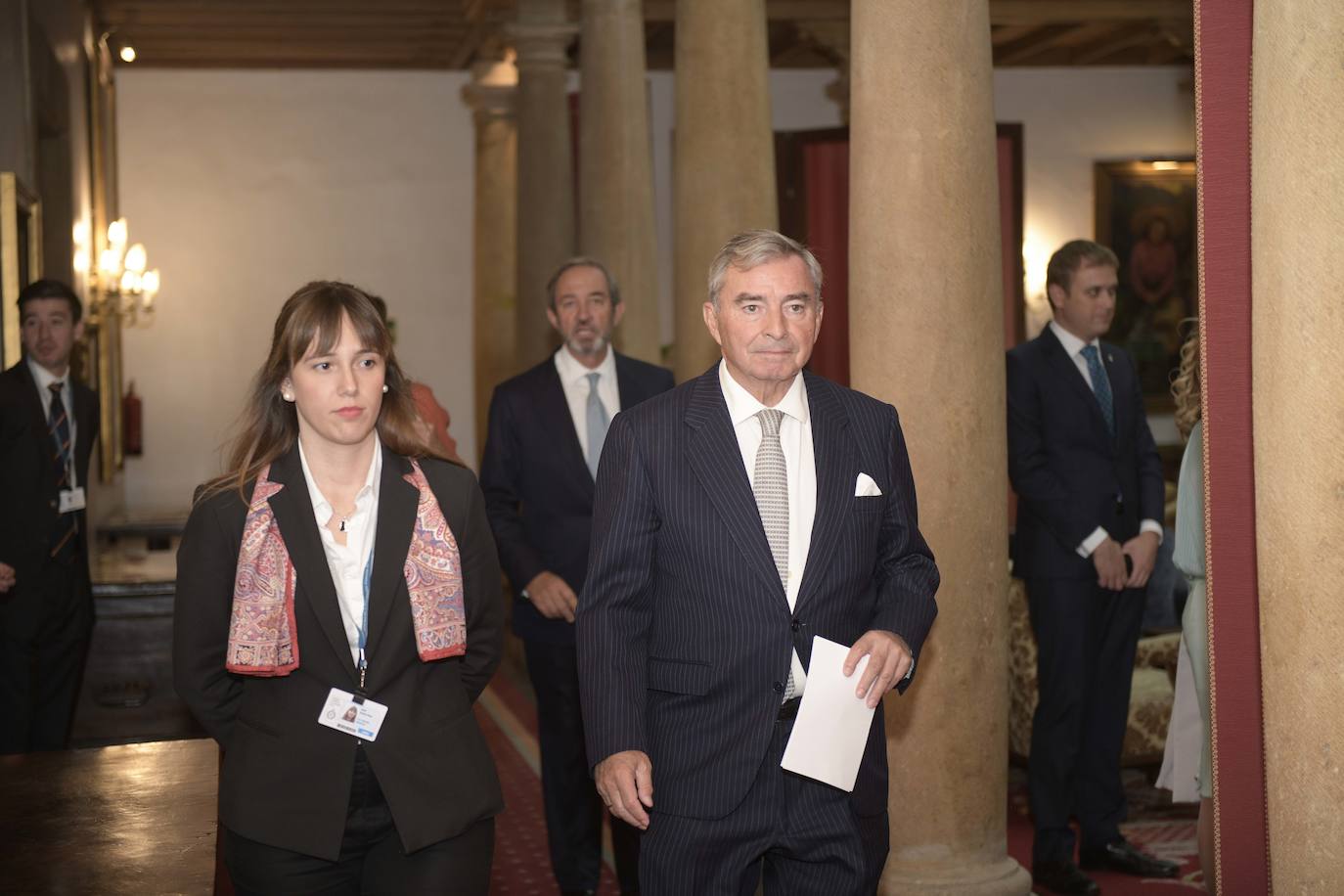 El histórico hotel ovetense ha sido escenario otro año de las tradicionales audiencias presididas por los Reyes, la Princesa de Asturias y la Infanta Leonor. Por el hall del establecimiento se ha visto a una nutrida representación de la vida social, económica o política nacional y regional.