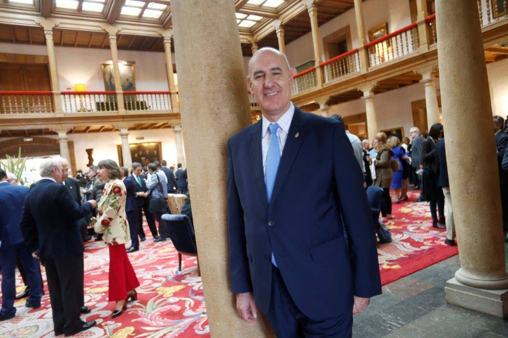 El histórico hotel ovetense ha sido escenario otro año de las tradicionales audiencias presididas por los Reyes, la Princesa de Asturias y la Infanta Leonor. Por el hall del establecimiento se ha visto a una nutrida representación de la vida social, económica o política nacional y regional.