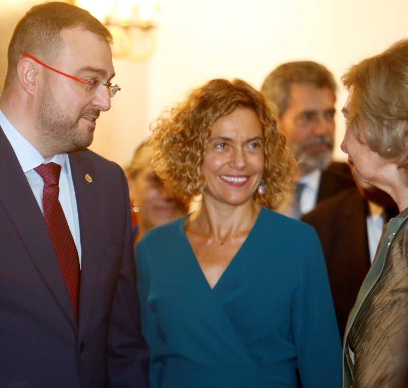 El histórico hotel ovetense ha sido escenario otro año de las tradicionales audiencias presididas por los Reyes, la Princesa de Asturias y la Infanta Leonor. Por el hall del establecimiento se ha visto a una nutrida representación de la vida social, económica o política nacional y regional.