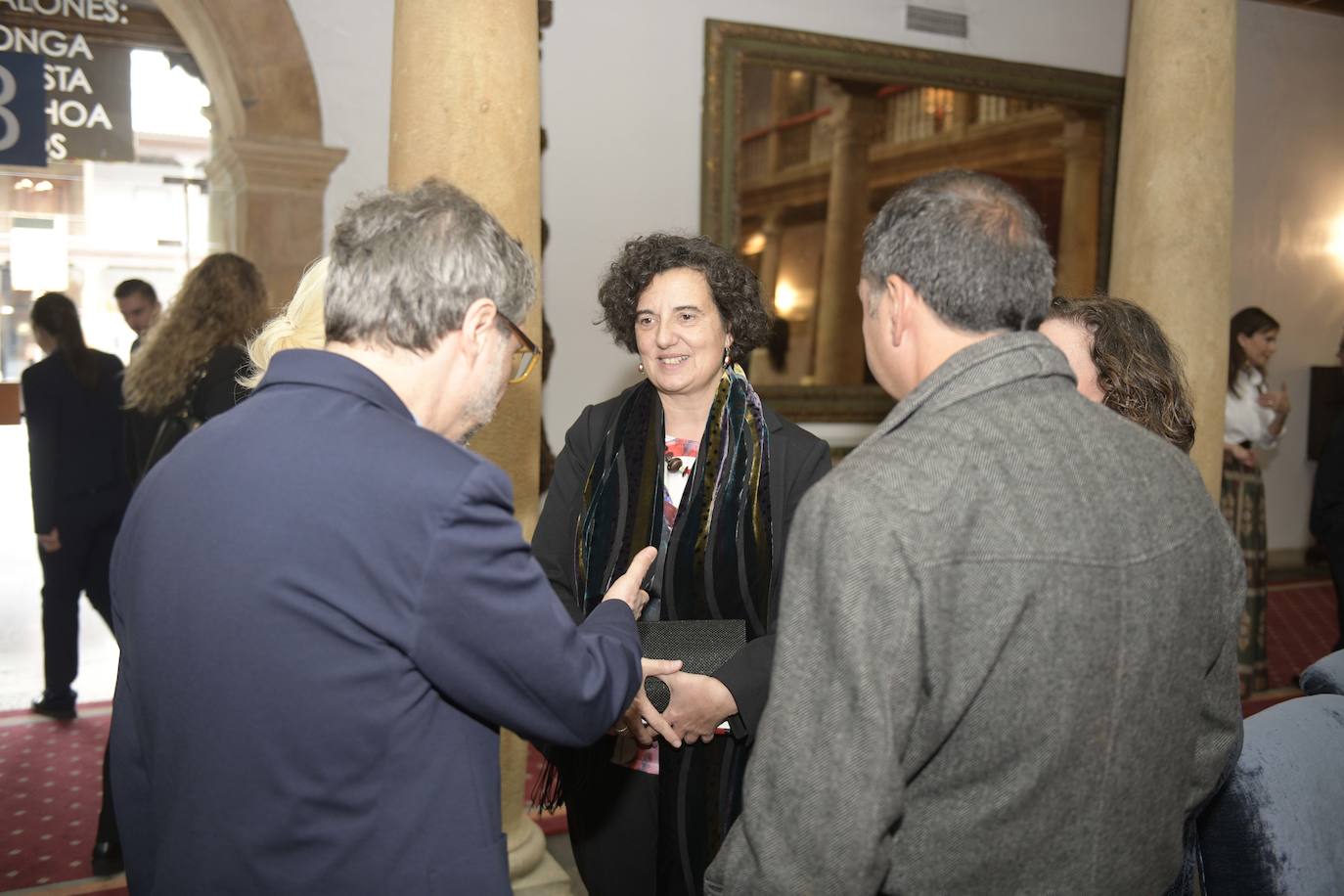 El histórico hotel ovetense ha sido escenario otro año de las tradicionales audiencias presididas por los Reyes, la Princesa de Asturias y la Infanta Leonor. Por el hall del establecimiento se ha visto a una nutrida representación de la vida social, económica o política nacional y regional.