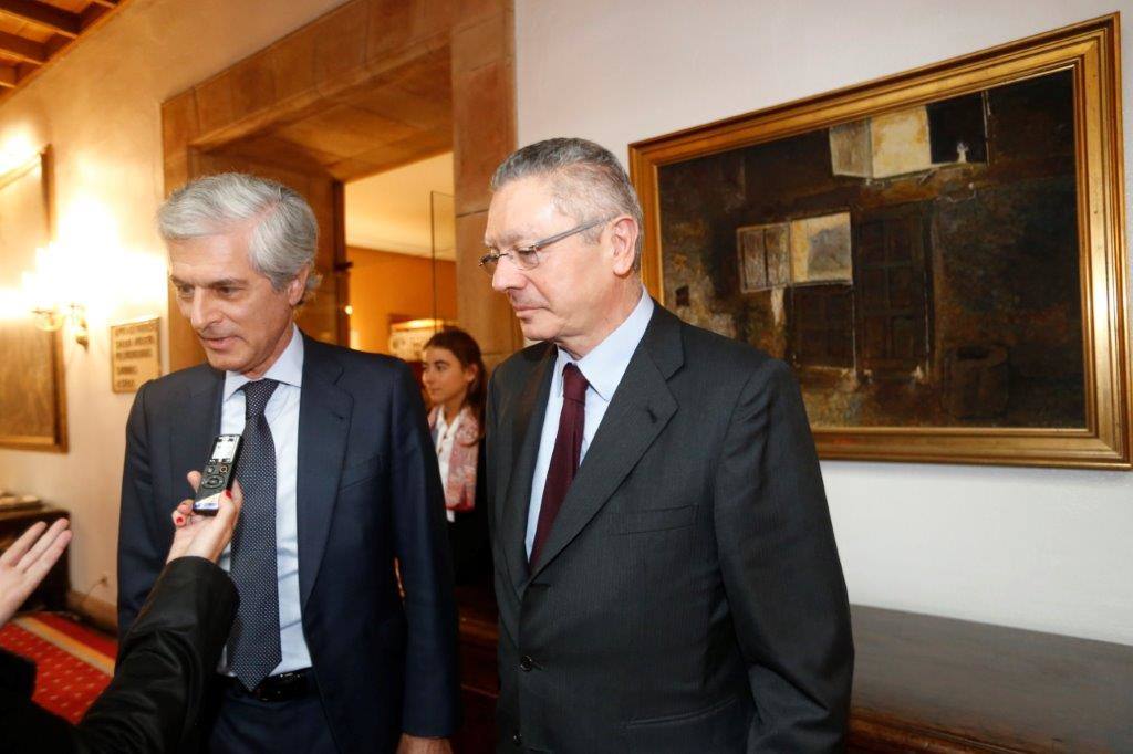 El histórico hotel ovetense ha sido escenario otro año de las tradicionales audiencias presididas por los Reyes, la Princesa de Asturias y la Infanta Leonor. Por el hall del establecimiento se ha visto a una nutrida representación de la vida social, económica o política nacional y regional.