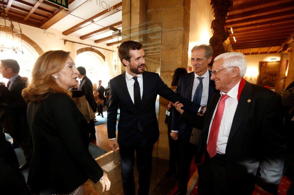 El histórico hotel ovetense ha sido escenario otro año de las tradicionales audiencias presididas por los Reyes, la Princesa de Asturias y la Infanta Leonor. Por el hall del establecimiento se ha visto a una nutrida representación de la vida social, económica o política nacional y regional.