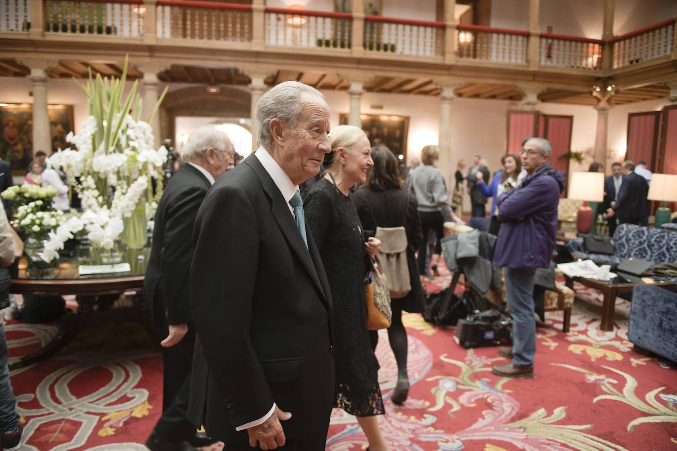 El histórico hotel ovetense ha sido escenario otro año de las tradicionales audiencias presididas por los Reyes, la Princesa de Asturias y la Infanta Leonor. Por el hall del establecimiento se ha visto a una nutrida representación de la vida social, económica o política nacional y regional.