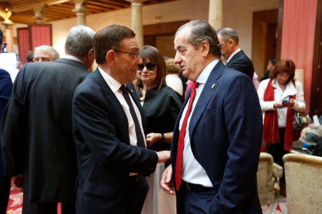 El histórico hotel ovetense ha sido escenario otro año de las tradicionales audiencias presididas por los Reyes, la Princesa de Asturias y la Infanta Leonor. Por el hall del establecimiento se ha visto a una nutrida representación de la vida social, económica o política nacional y regional.