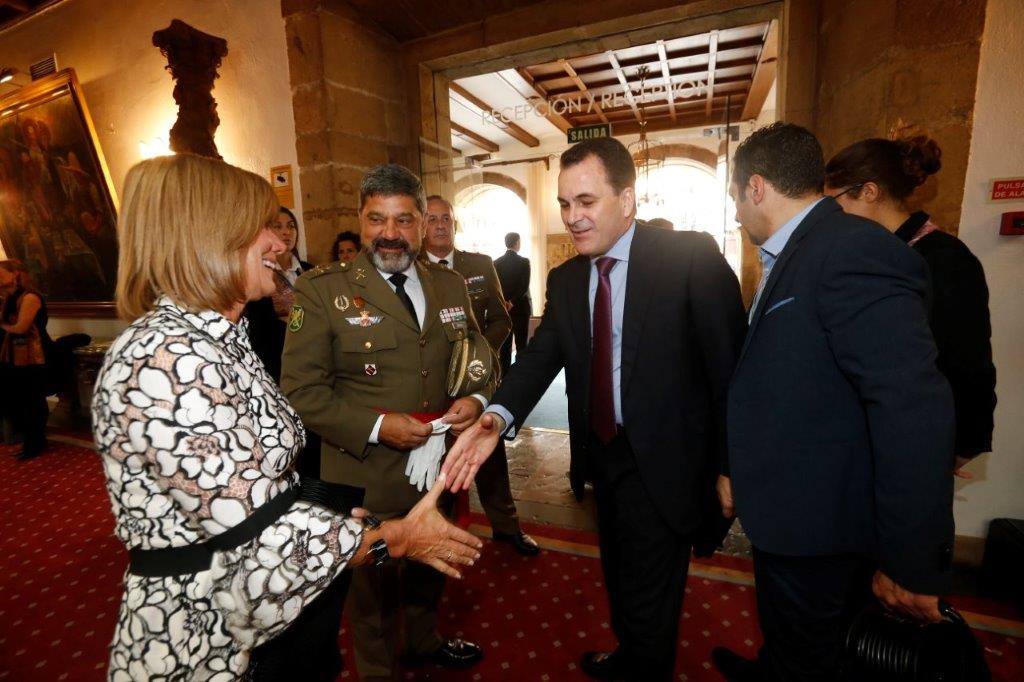 El histórico hotel ovetense ha sido escenario otro año de las tradicionales audiencias presididas por los Reyes, la Princesa de Asturias y la Infanta Leonor. Por el hall del establecimiento se ha visto a una nutrida representación de la vida social, económica o política nacional y regional.