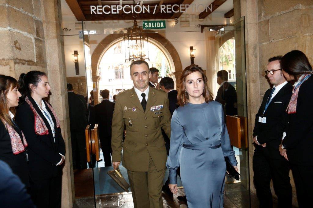 El histórico hotel ovetense ha sido escenario otro año de las tradicionales audiencias presididas por los Reyes, la Princesa de Asturias y la Infanta Leonor. Por el hall del establecimiento se ha visto a una nutrida representación de la vida social, económica o política nacional y regional.