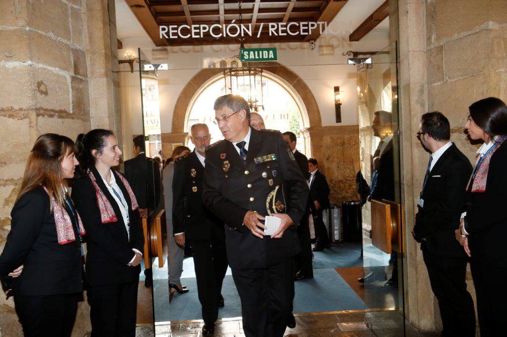 El histórico hotel ovetense ha sido escenario otro año de las tradicionales audiencias presididas por los Reyes, la Princesa de Asturias y la Infanta Leonor. Por el hall del establecimiento se ha visto a una nutrida representación de la vida social, económica o política nacional y regional.