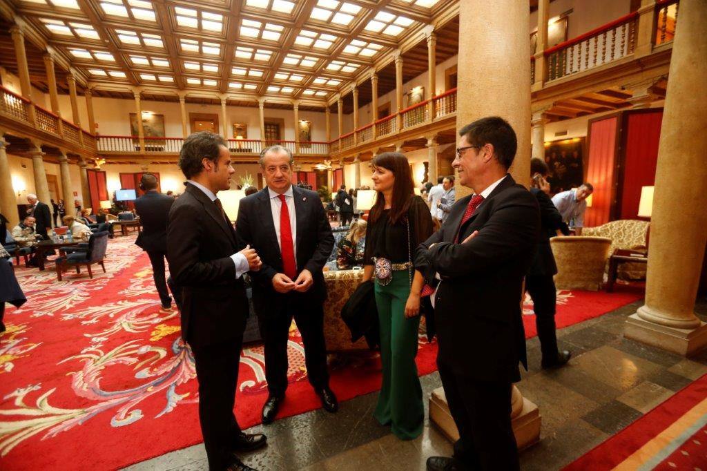 El histórico hotel ovetense ha sido escenario otro año de las tradicionales audiencias presididas por los Reyes, la Princesa de Asturias y la Infanta Leonor. Por el hall del establecimiento se ha visto a una nutrida representación de la vida social, económica o política nacional y regional.