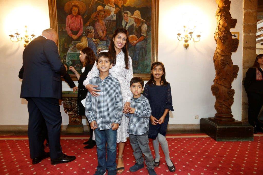 El histórico hotel ovetense ha sido escenario otro año de las tradicionales audiencias presididas por los Reyes, la Princesa de Asturias y la Infanta Leonor. Por el hall del establecimiento se ha visto a una nutrida representación de la vida social, económica o política nacional y regional.