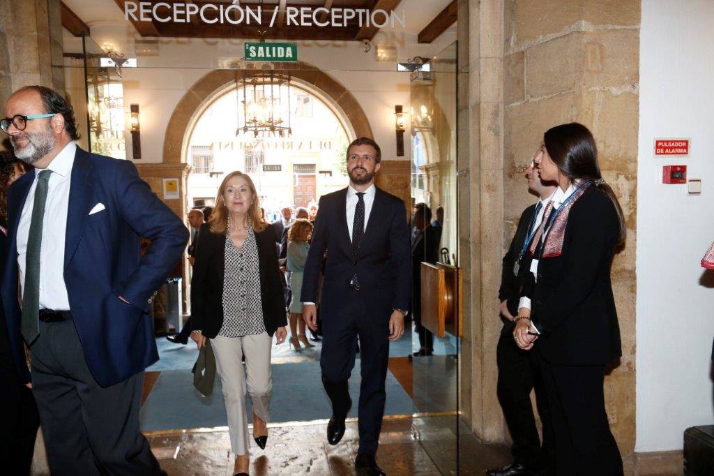 El histórico hotel ovetense ha sido escenario otro año de las tradicionales audiencias presididas por los Reyes, la Princesa de Asturias y la Infanta Leonor. Por el hall del establecimiento se ha visto a una nutrida representación de la vida social, económica o política nacional y regional.