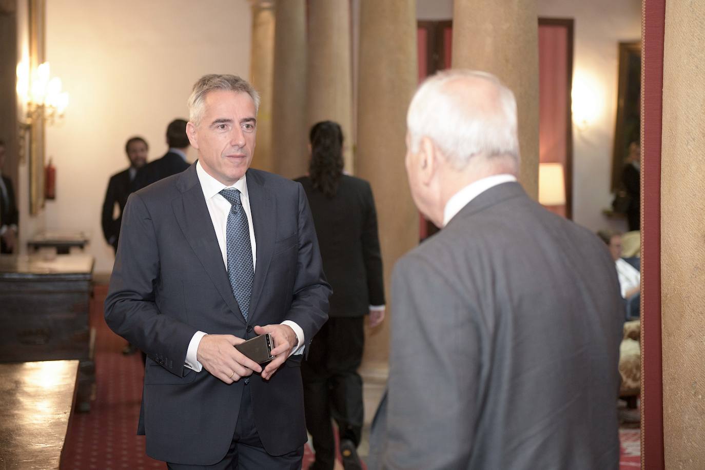 El histórico hotel ovetense ha sido escenario otro año de las tradicionales audiencias presididas por los Reyes, la Princesa de Asturias y la Infanta Leonor. Por el hall del establecimiento se ha visto a una nutrida representación de la vida social, económica o política nacional y regional.