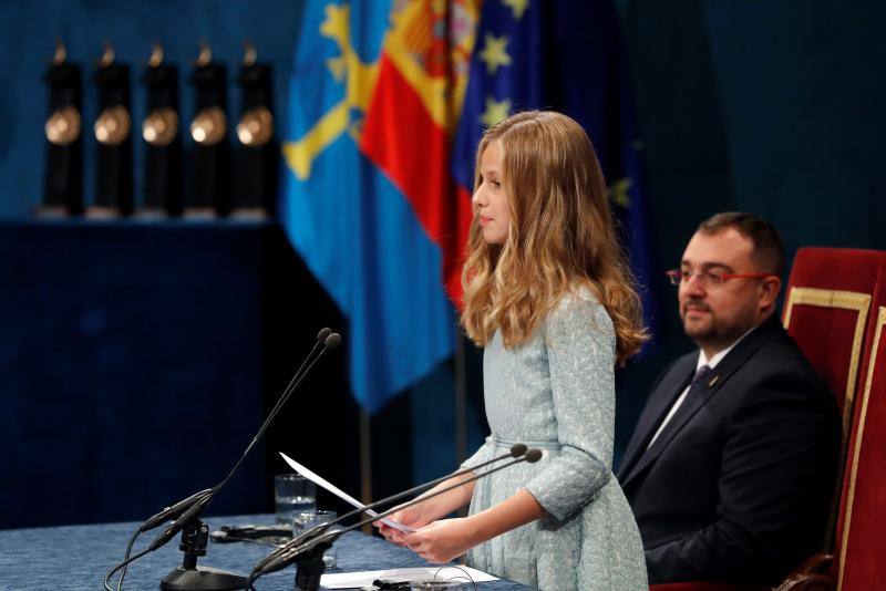 La Princesa Leonor ha sido el principal centro de atención de todos los actos en los que ha participado. Entre los más importantes, la audiencia a los presidentes de los jurados, a los miembros de los patronatos Princesa y Fundación y a los galardonados con los Premios Princesa de Asturias y la ceremonia de entrega en el teatro Campoamor, donde ha dado su primer discurso público.