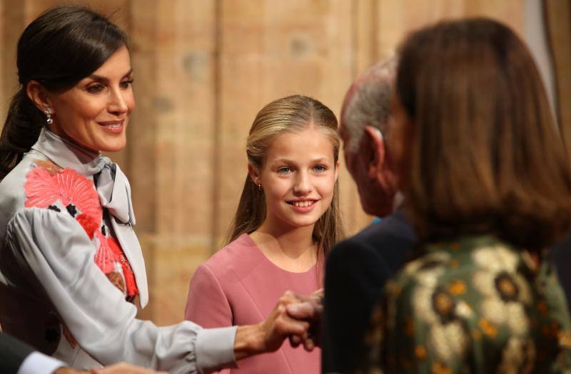 La Princesa Leonor ha sido el principal centro de atención de todos los actos en los que ha participado. Entre los más importantes, la audiencia a los presidentes de los jurados, a los miembros de los patronatos Princesa y Fundación y a los galardonados con los Premios Princesa de Asturias y la ceremonia de entrega en el teatro Campoamor, donde ha dado su primer discurso público.