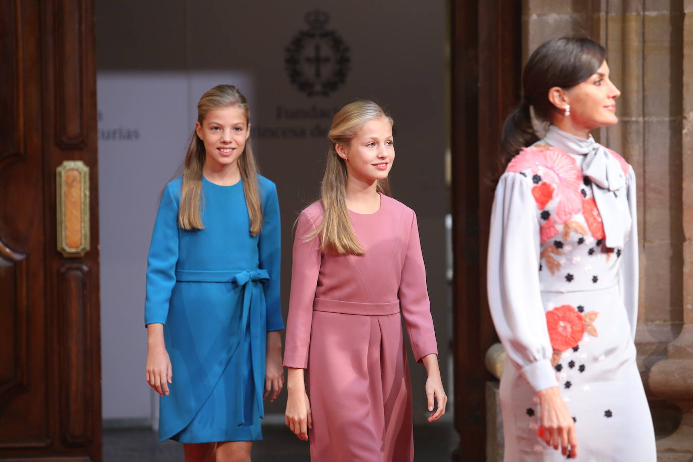 Los Reyes Felipe VI y Letizia, acompañados por la Princesa de Asturias y la Infanta Sofía, recibieron en Oviedo a los ganadores de los Premios Fin de Carrera 2018 de la Universidad de Oviedo, a los galardonados con las 'Medallas de Asturias 2019' y a los presidentes de los jurados, miembros de los patronatos Princesa de Asturias y Fundación Princesa de Asturias.