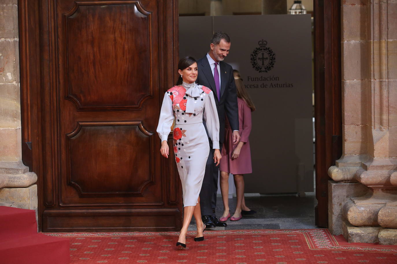 Los Reyes Felipe VI y Letizia, acompañados por la Princesa de Asturias y la Infanta Sofía, recibieron en Oviedo a los ganadores de los Premios Fin de Carrera 2018 de la Universidad de Oviedo, a los galardonados con las 'Medallas de Asturias 2019' y a los presidentes de los jurados, miembros de los patronatos Princesa de Asturias y Fundación Princesa de Asturias.