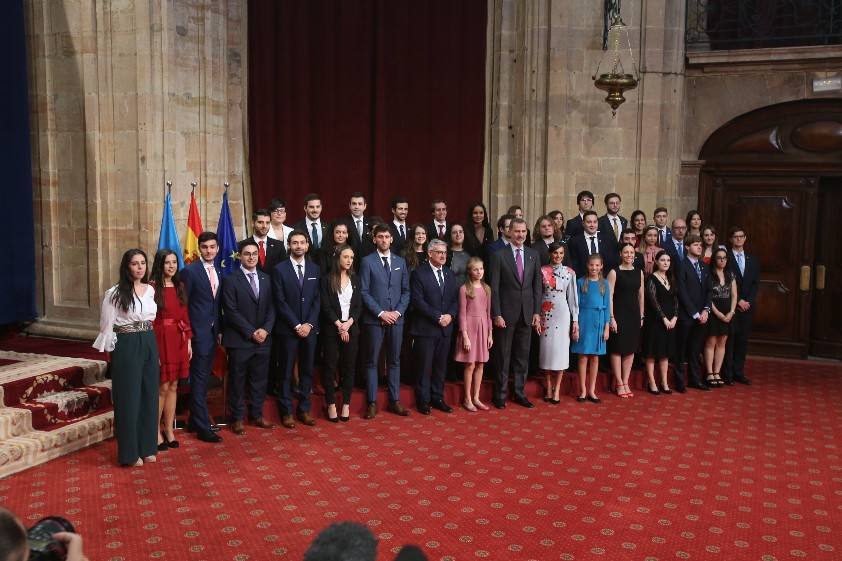 Los Reyes Felipe VI y Letizia, acompañados por la Princesa de Asturias y la Infanta Sofía, recibieron en Oviedo a los ganadores de los Premios Fin de Carrera 2018 de la Universidad de Oviedo, a los galardonados con las 'Medallas de Asturias 2019' y a los presidentes de los jurados, miembros de los patronatos Princesa de Asturias y Fundación Princesa de Asturias.