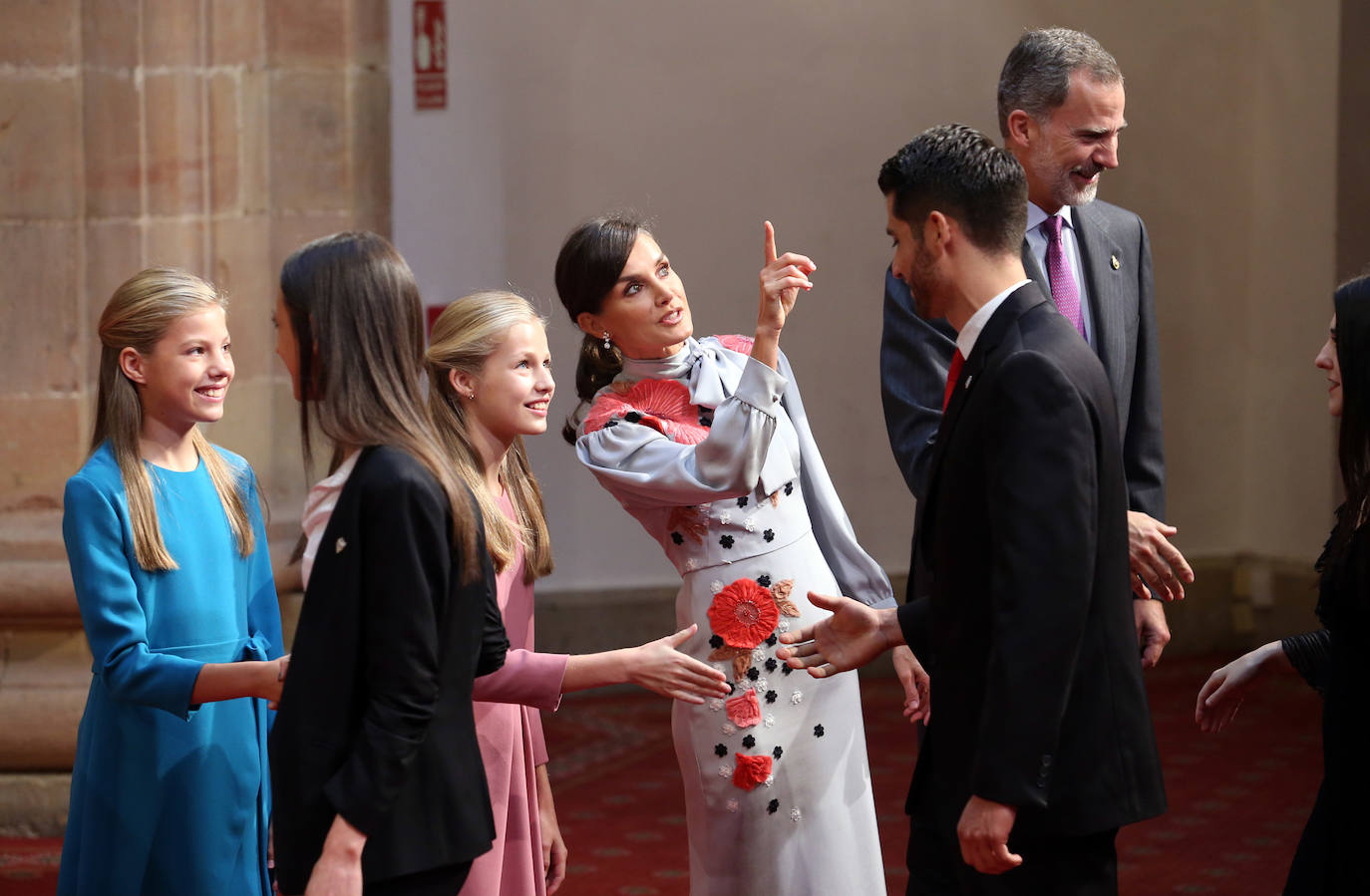 Los Reyes Felipe VI y Letizia, acompañados por la Princesa de Asturias y la Infanta Sofía, recibieron en Oviedo a los ganadores de los Premios Fin de Carrera 2018 de la Universidad de Oviedo, a los galardonados con las 'Medallas de Asturias 2019' y a los presidentes de los jurados, miembros de los patronatos Princesa de Asturias y Fundación Princesa de Asturias.