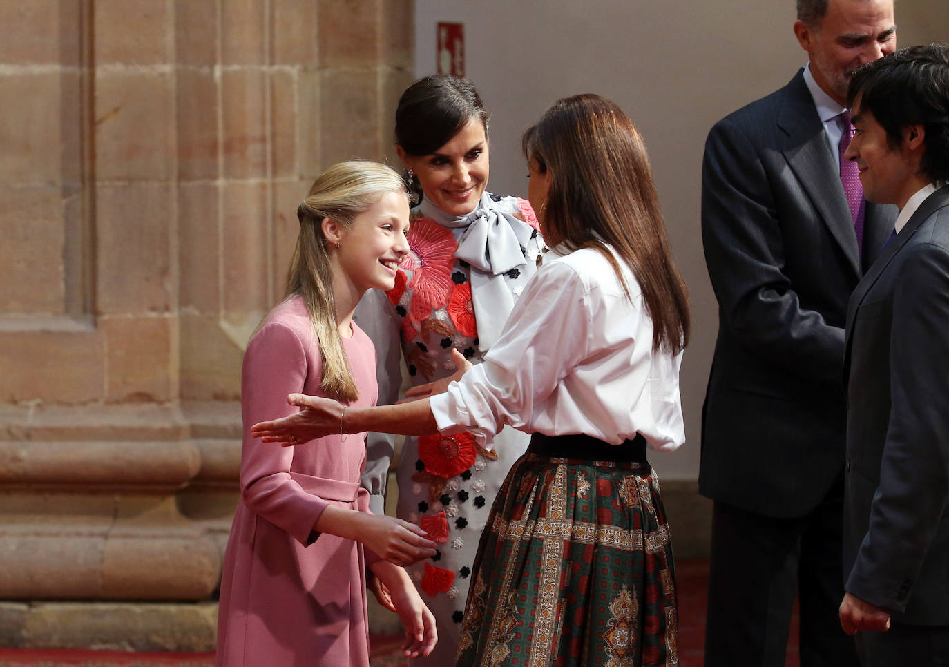 Los Reyes Felipe VI y Letizia, acompañados por la Princesa de Asturias y la Infanta Sofía, recibieron en Oviedo a los ganadores de los Premios Fin de Carrera 2018 de la Universidad de Oviedo, a los galardonados con las 'Medallas de Asturias 2019' y a los presidentes de los jurados, miembros de los patronatos Princesa de Asturias y Fundación Princesa de Asturias.