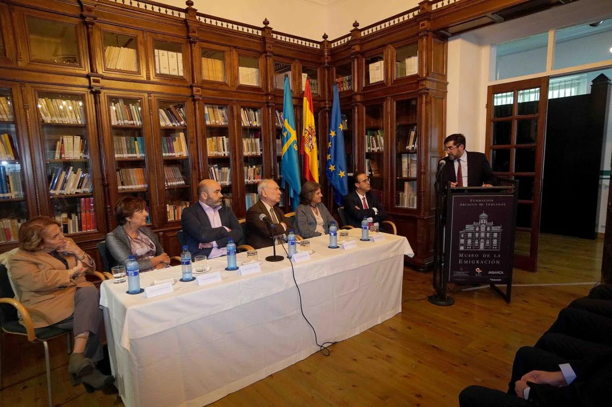 Paz Fernández Felgueroso, Begoña Serrano, Martín López, Francisco Rodríguez, Toya Arechavala, Jesús Bordás y Santiago Romero. 