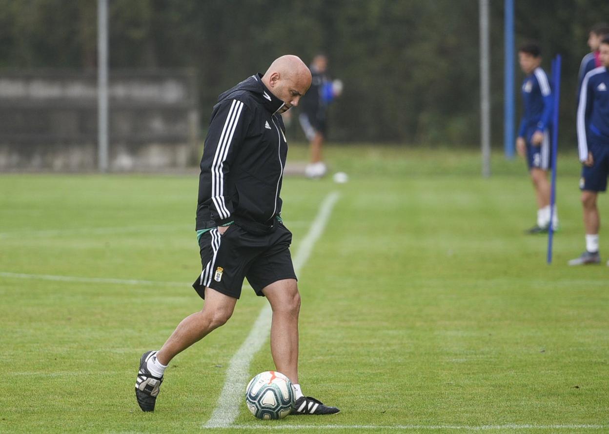 Javi Rozada golpea un balón. 