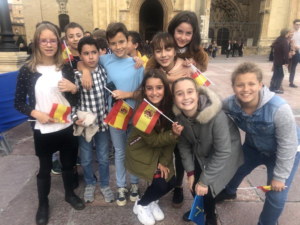 Los alumnos de La Gesta a los que la Reina saludó. 