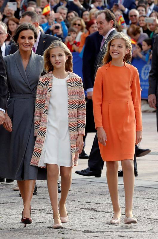 La esperada visita de la Princesa comenzó en la plaza de la Catedral, primer punto en la agenda de la Familia Real dentro del programa de los Premios Princesa de Asturias. 