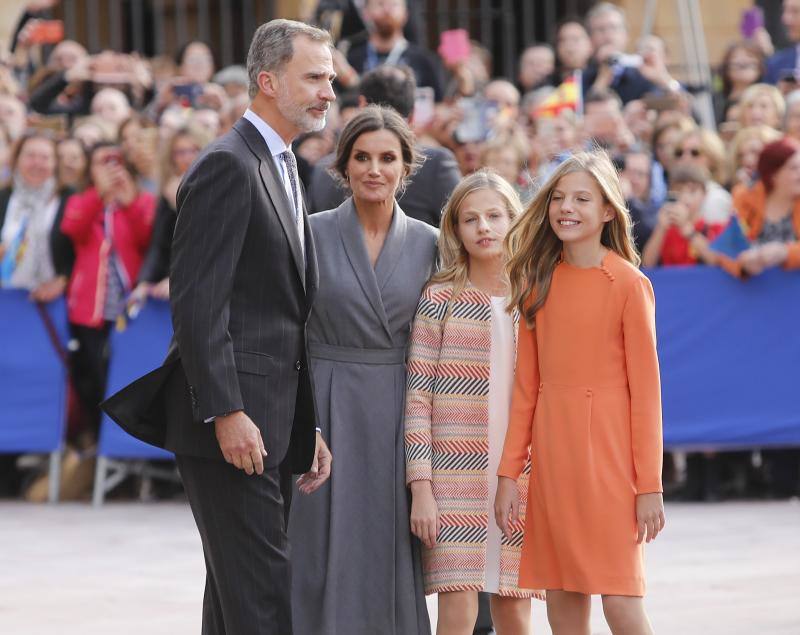 La esperada visita de la Princesa comenzó en la plaza de la Catedral, primer punto en la agenda de la Familia Real dentro del programa de los Premios Princesa de Asturias. 