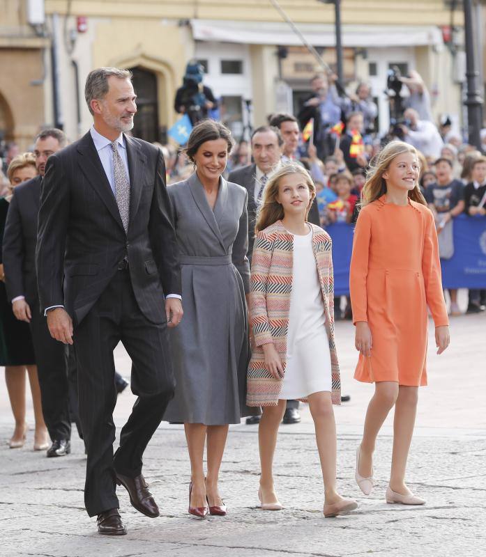 La esperada visita de la Princesa comenzó en la plaza de la Catedral, primer punto en la agenda de la Familia Real dentro del programa de los Premios Princesa de Asturias. 