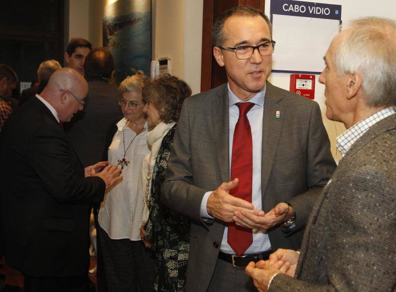 Conferencias de expertos científicos y una cena benéfica cierran el programa dedicado a la lucha del cáncer de mama del Synergy Club. Pedro Sabando resultó galardonado. 