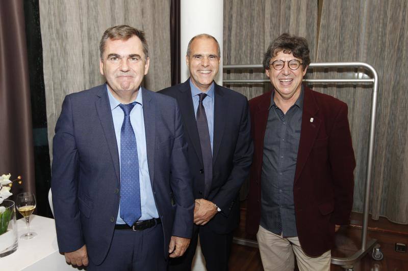 Conferencias de expertos científicos y una cena benéfica cierran el programa dedicado a la lucha del cáncer de mama del Synergy Club. Pedro Sabando resultó galardonado. 