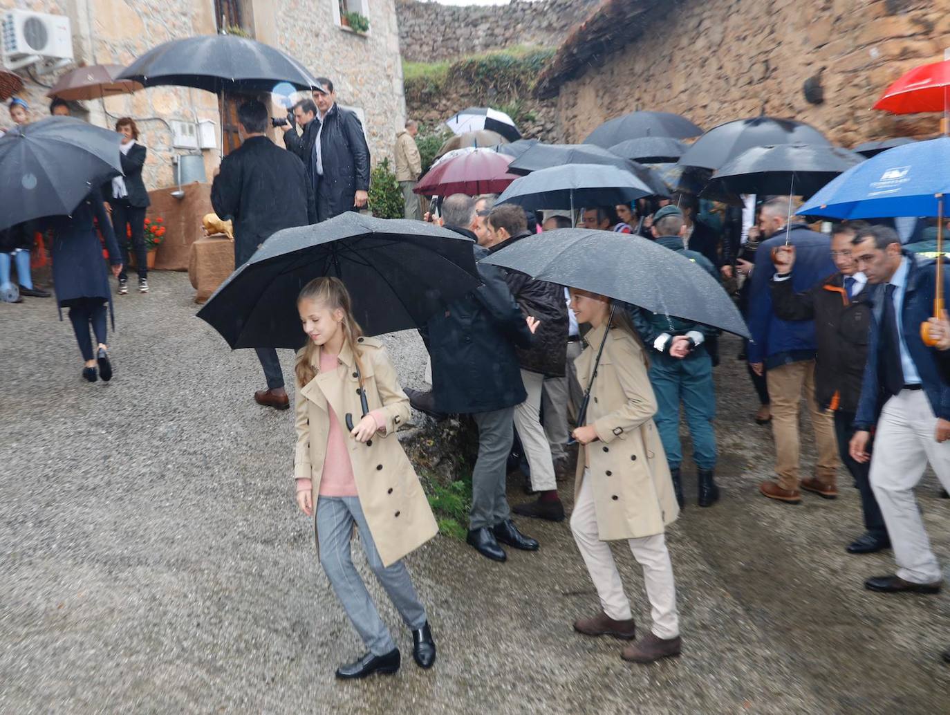 La lluvia no consiguió empañar la visita de la Princesa junto a los Reyes y la Infanta Sofía al Pueblo Ejemplar 2019.