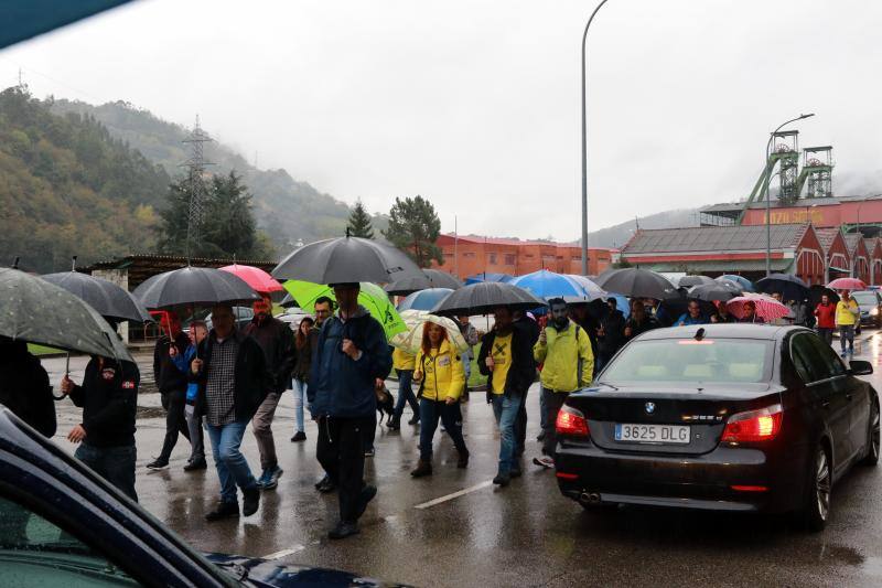 Una marcha convocada por la Plataforma por el soterramiento de las vías de Feve en Langreo, reivindica la culminación de este proyecto