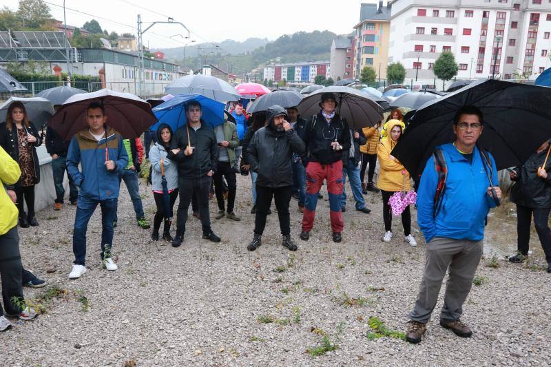 Una marcha convocada por la Plataforma por el soterramiento de las vías de Feve en Langreo, reivindica la culminación de este proyecto