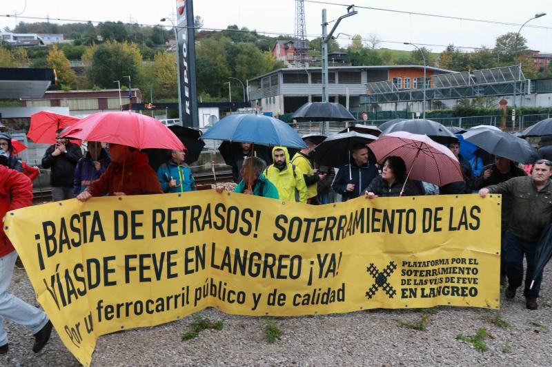 Una marcha convocada por la Plataforma por el soterramiento de las vías de Feve en Langreo, reivindica la culminación de este proyecto