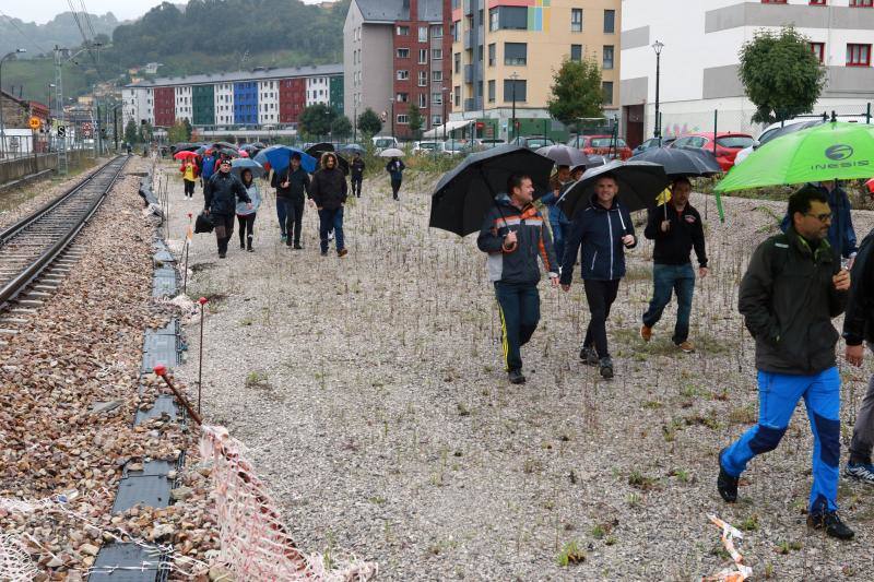 Una marcha convocada por la Plataforma por el soterramiento de las vías de Feve en Langreo, reivindica la culminación de este proyecto
