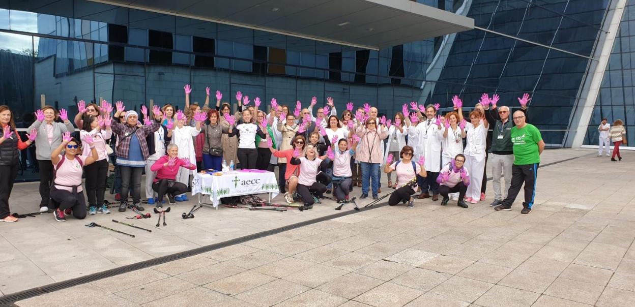 Decenas de personas se sumaron a la convocatoria 'Levanta tu mano', de la Asociación Española contra el Cáncer, ante el HUCA. 