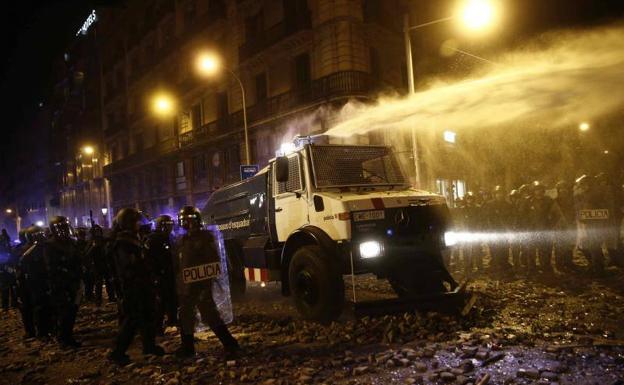 Los Mossos estrenan su camión lanza agua durante los disturbios de Barcelona