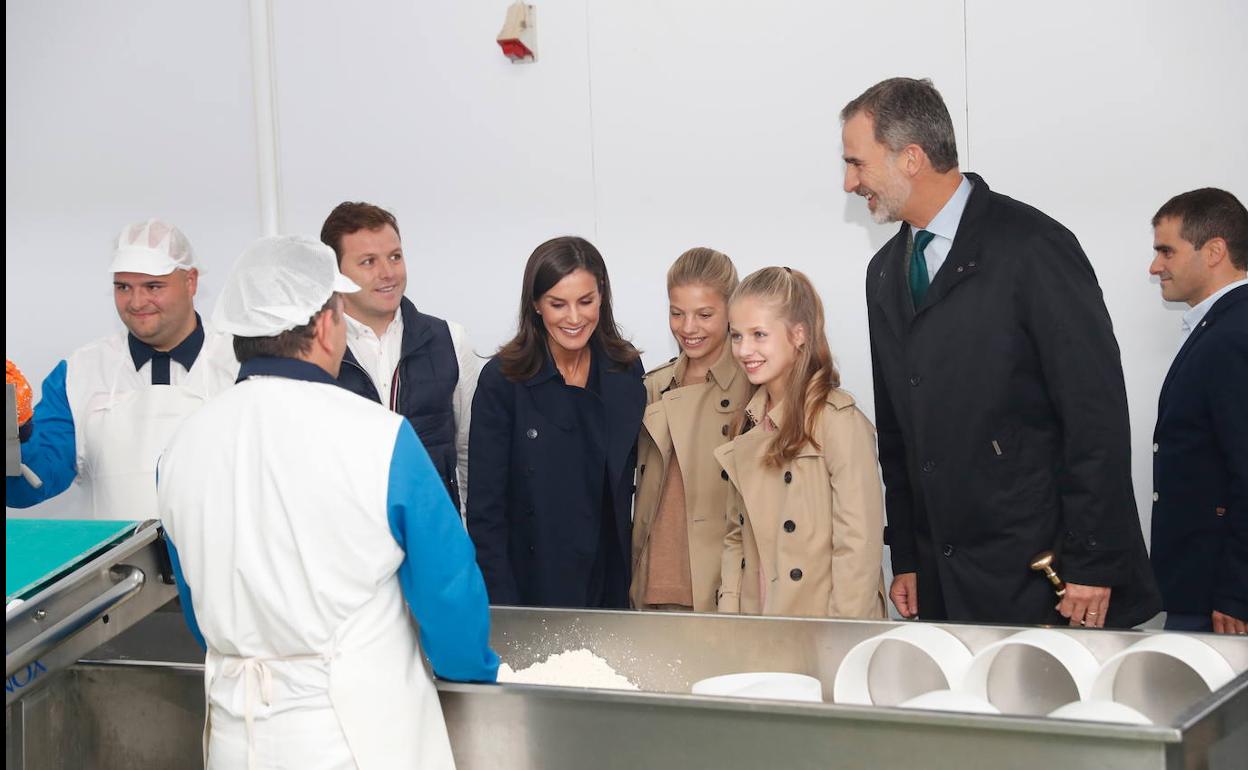 Los Reyes, la Princesa y la Infanta en el corredor de la casa de Marcelina Bartual y Manolita Viejo, vecinas de Asiegu.