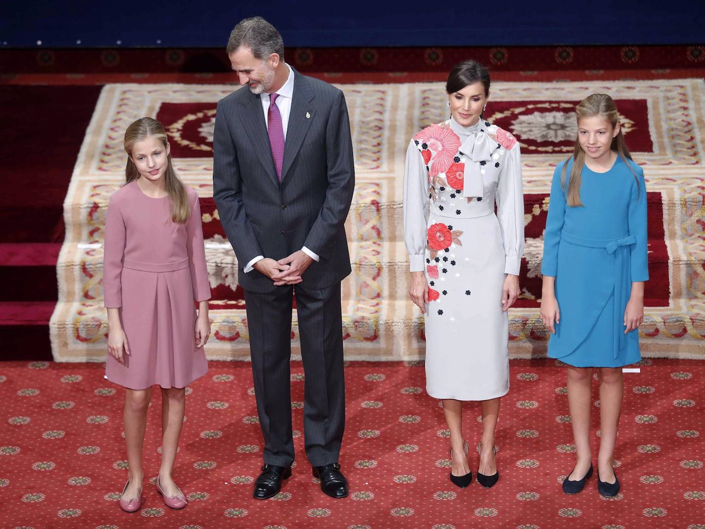 La corbata de Don Felipe en el Campoamor. Corbata de tonos morados en la misma gama cromática que el vestido de su hija.