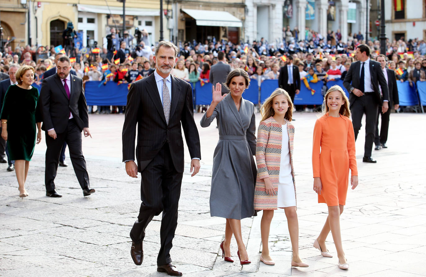 El look de la Princesa Leonor en la Catedral. Vestido blanco con abrigo de entretiempo de espiguilla multicolor para la llegadaa la Catedral. 