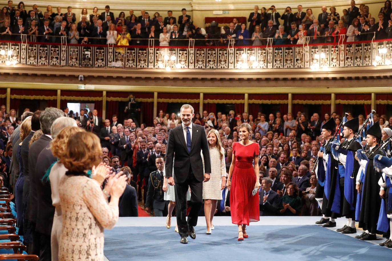 El look de la Reina Letizia en el Campoamor. Pendientes de rubíes y brillantes y vestido color burdeos deFelipe Varela para la entregade los Premios. 