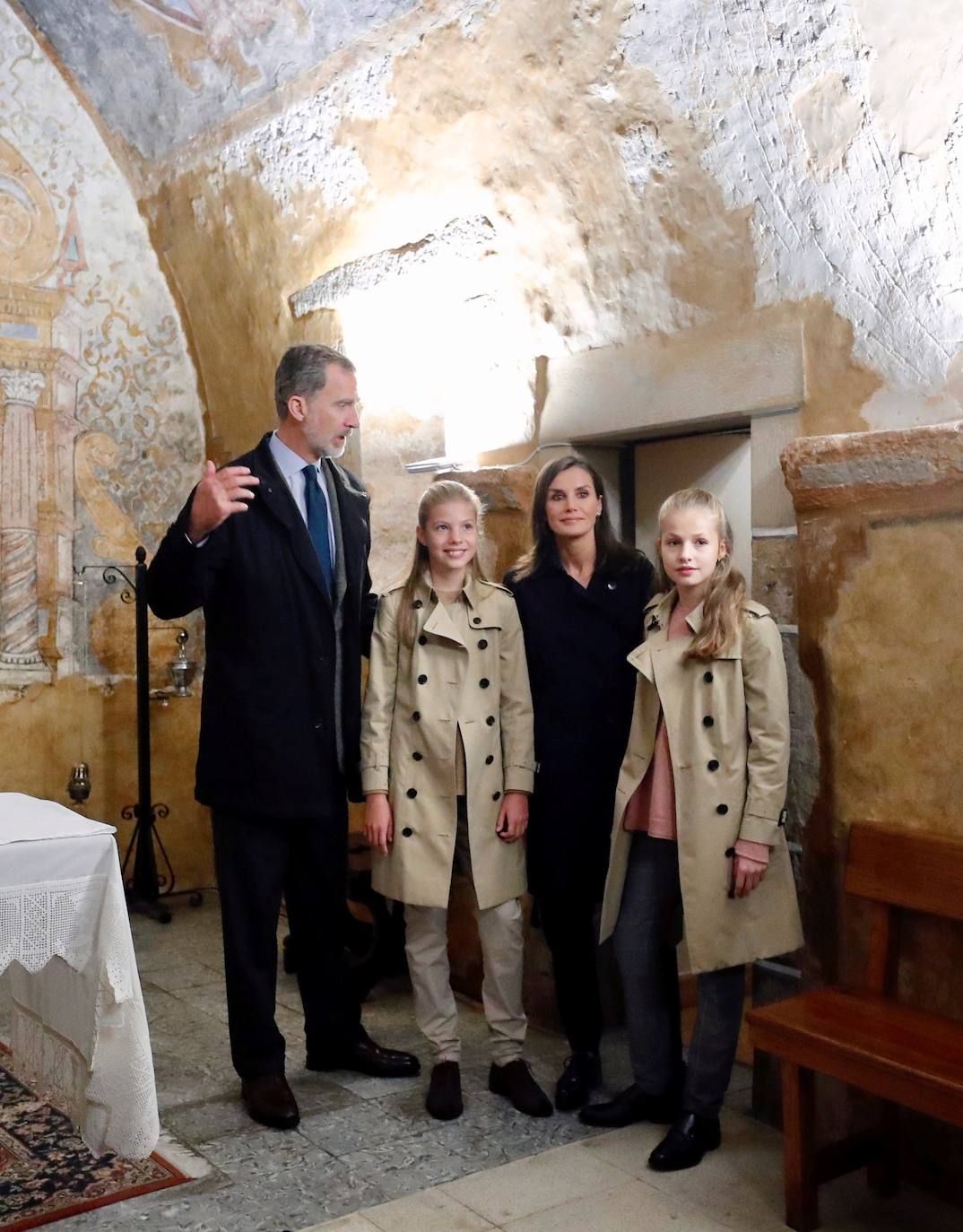 El look de la infanta Sofía en la Catedral. Misma gabardina que su hermana, con pantalón delona beige y jersey de color tostado en Asiegu. 