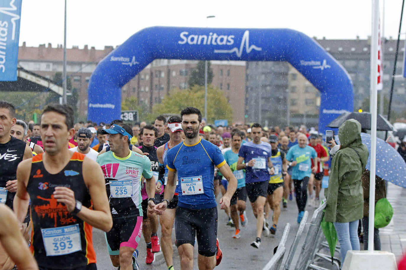 La octava edición de la Sanitas Marca Running Series, que recorrió diez kilómetros a través de la costa gijonesa, alcanza sus previsiones de participación y culmina con la victoria de Javier Benito e Irene Loizate