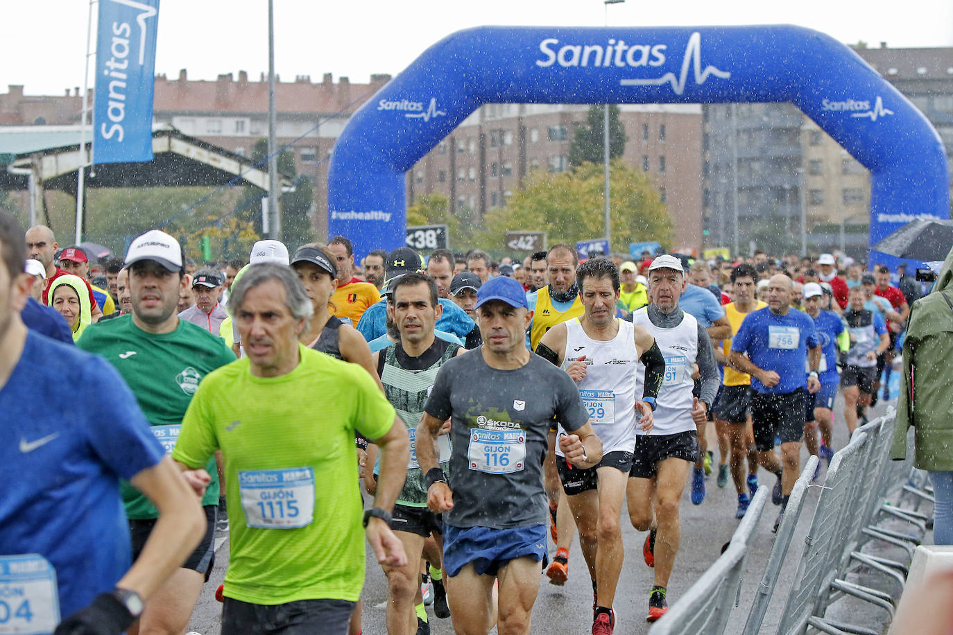 La octava edición de la Sanitas Marca Running Series, que recorrió diez kilómetros a través de la costa gijonesa, alcanza sus previsiones de participación y culmina con la victoria de Javier Benito e Irene Loizate