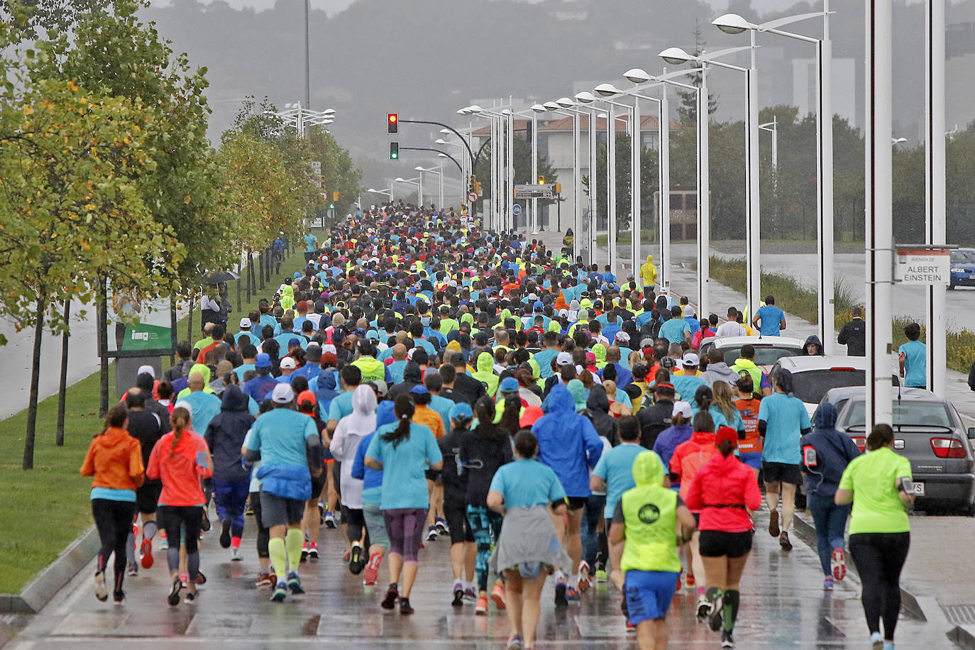 La octava edición de la Sanitas Marca Running Series, que recorrió diez kilómetros a través de la costa gijonesa, alcanza sus previsiones de participación y culmina con la victoria de Javier Benito e Irene Loizate