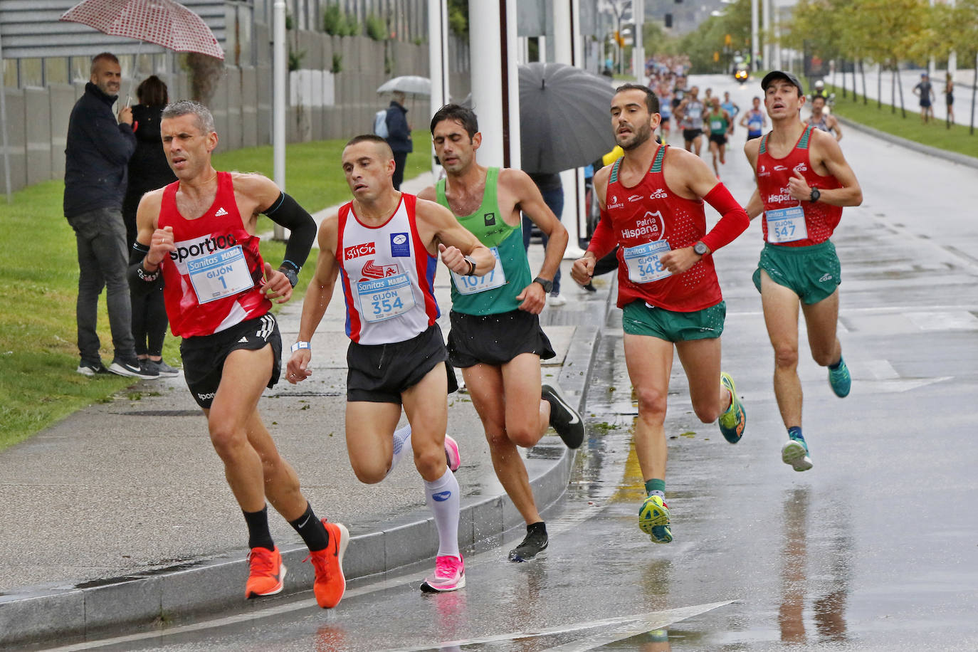 La octava edición de la Sanitas Marca Running Series, que recorrió diez kilómetros a través de la costa gijonesa, alcanza sus previsiones de participación y culmina con la victoria de Javier Benito e Irene Loizate