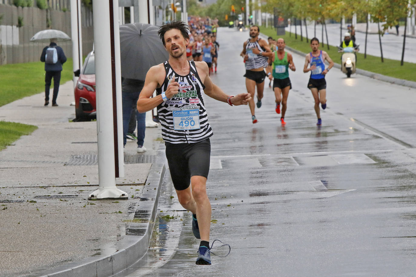 La octava edición de la Sanitas Marca Running Series, que recorrió diez kilómetros a través de la costa gijonesa, alcanza sus previsiones de participación y culmina con la victoria de Javier Benito e Irene Loizate